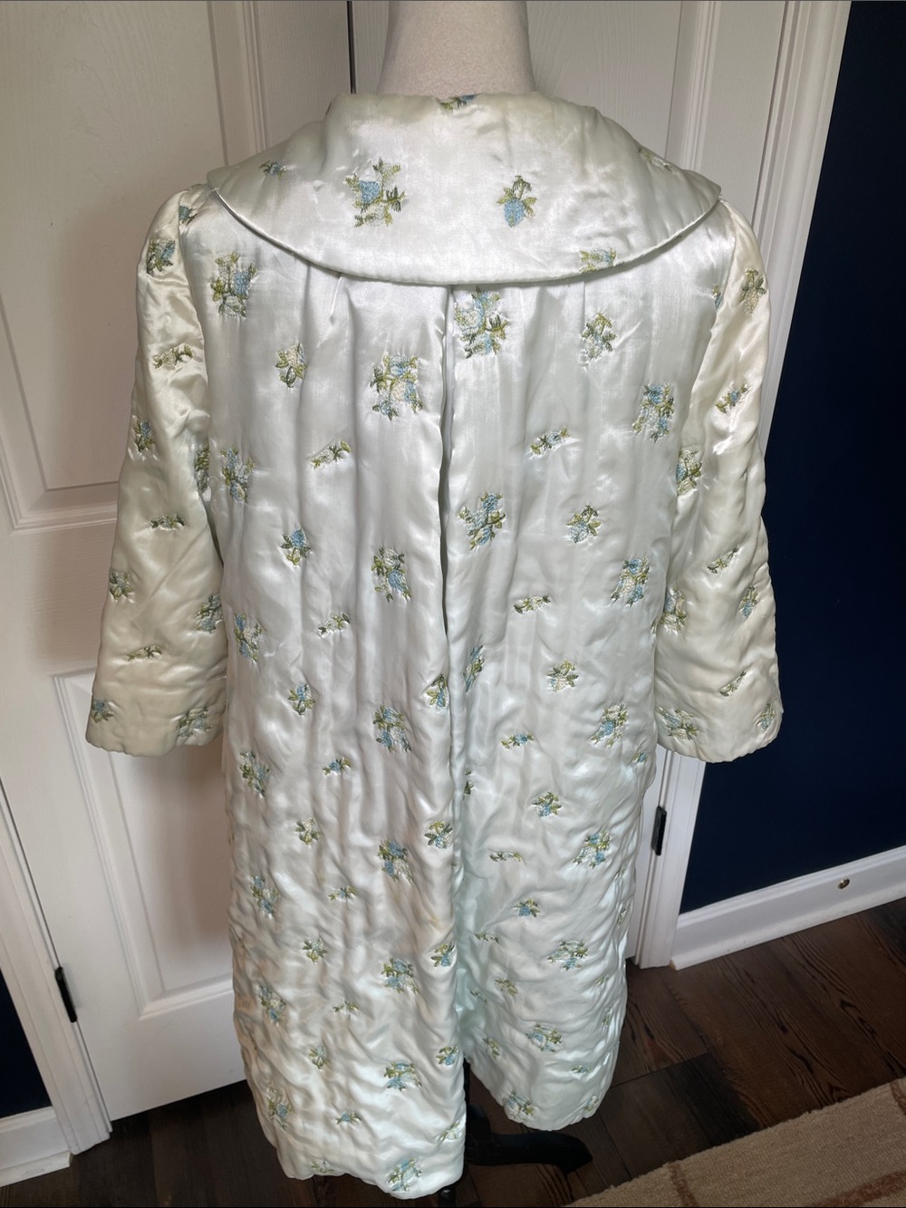 Vintage 60s Satin Embroidered Floral House Coat Robe Ivory Blue Flowers Sz Large - Picture 5 of 10